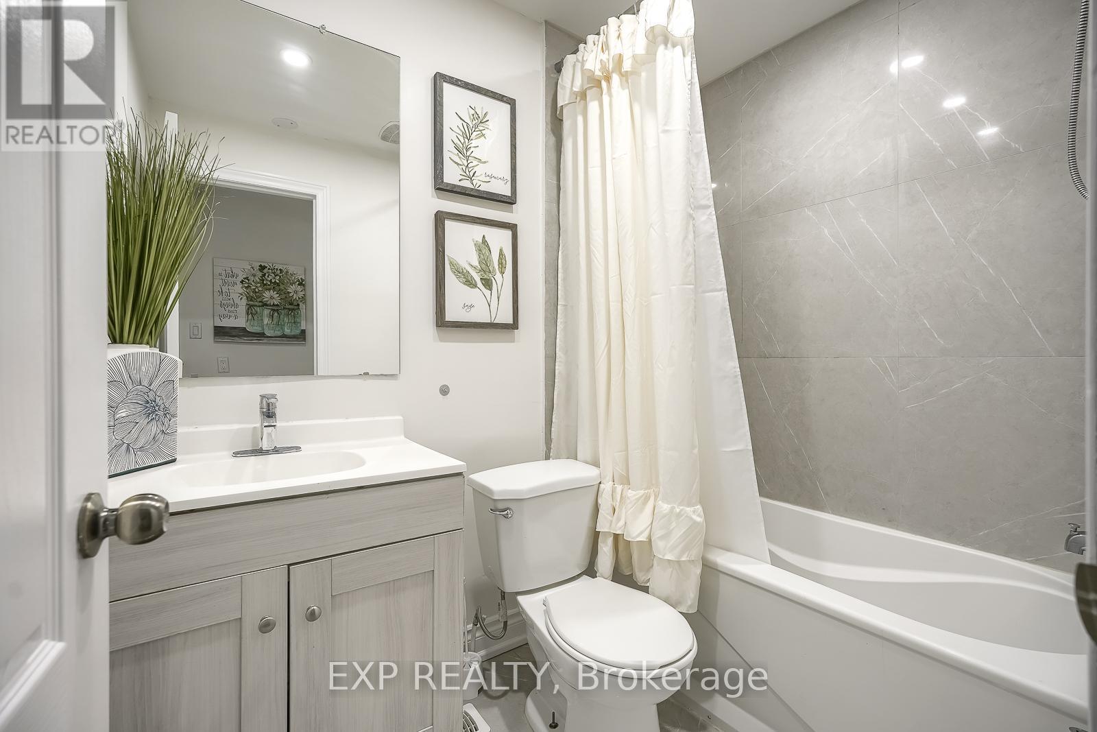 230 Mcanulty Boulevard, Hamilton, ON - Indoor Photo Showing Bathroom