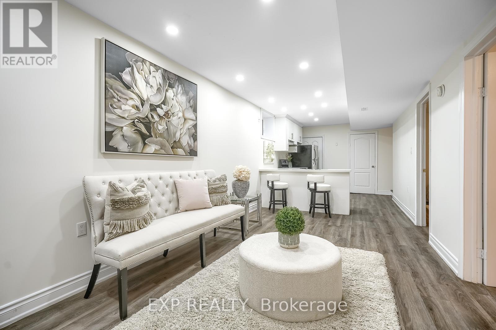 230 Mcanulty Boulevard, Hamilton, ON - Indoor Photo Showing Living Room