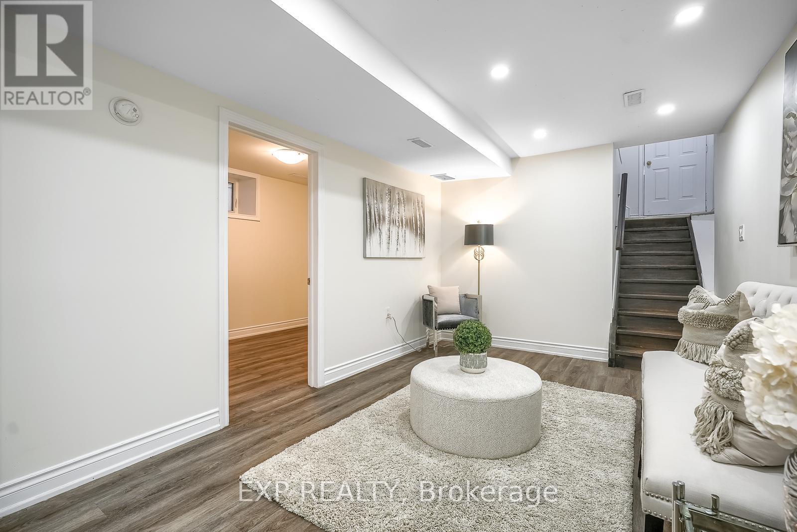 230 Mcanulty Boulevard, Hamilton, ON - Indoor Photo Showing Living Room