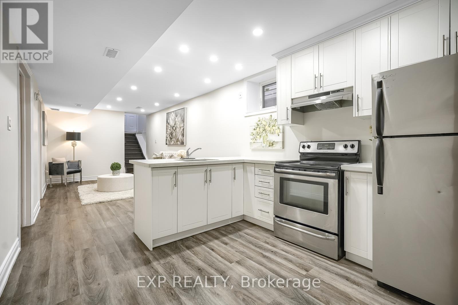 230 Mcanulty Boulevard, Hamilton, ON - Indoor Photo Showing Kitchen With Upgraded Kitchen