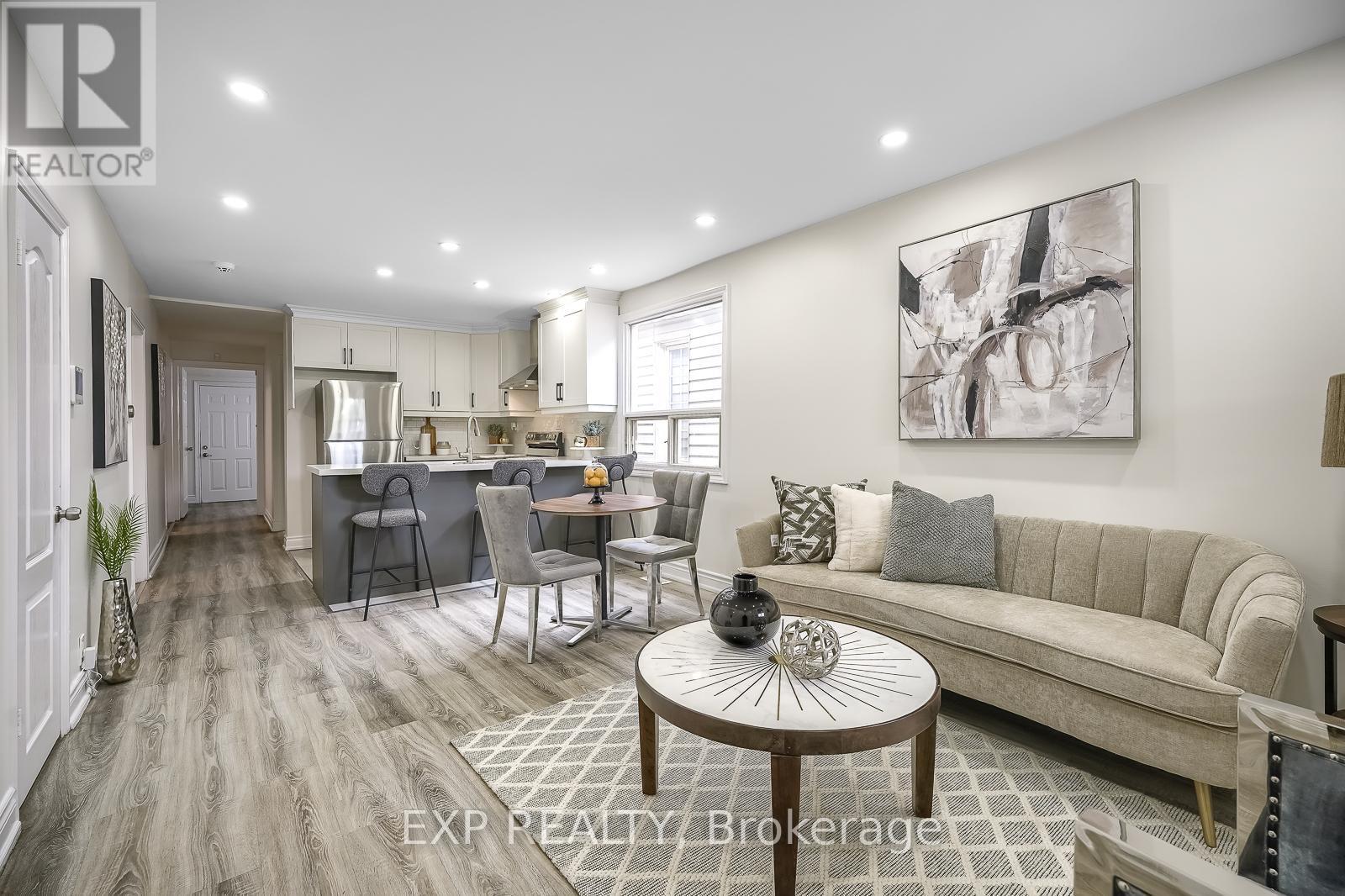 230 Mcanulty Boulevard, Hamilton, ON - Indoor Photo Showing Living Room