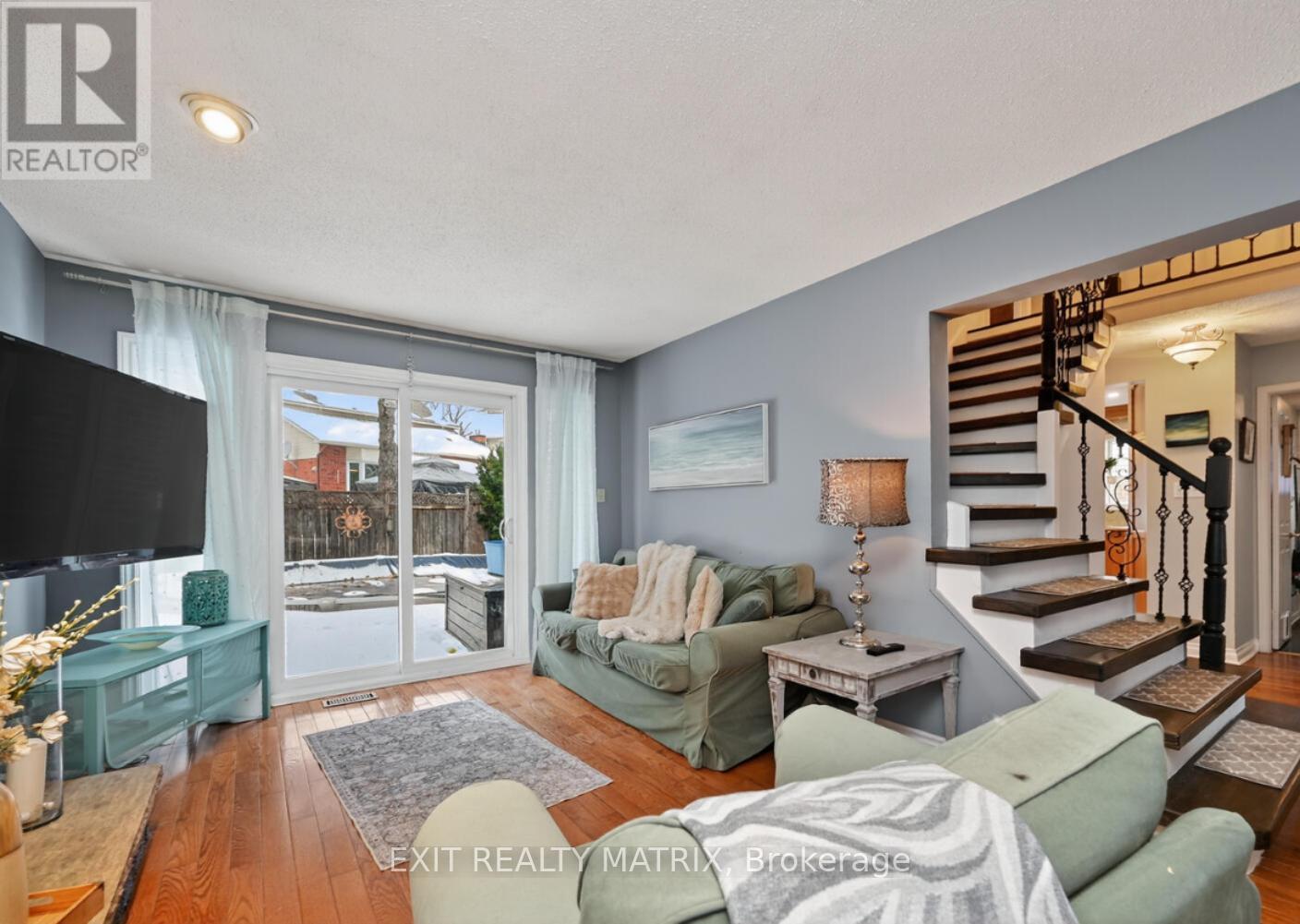 19 Mclennan Way, Ottawa, ON - Indoor Photo Showing Living Room