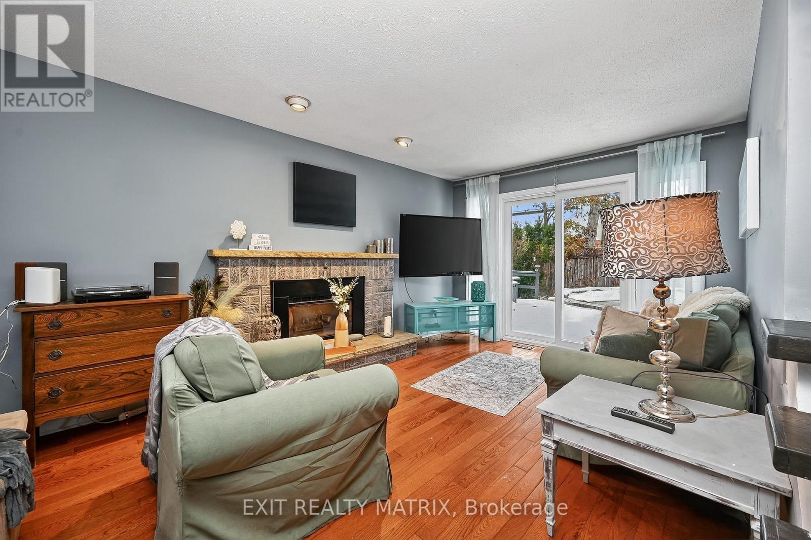 19 Mclennan Way, Ottawa, ON - Indoor Photo Showing Living Room With Fireplace
