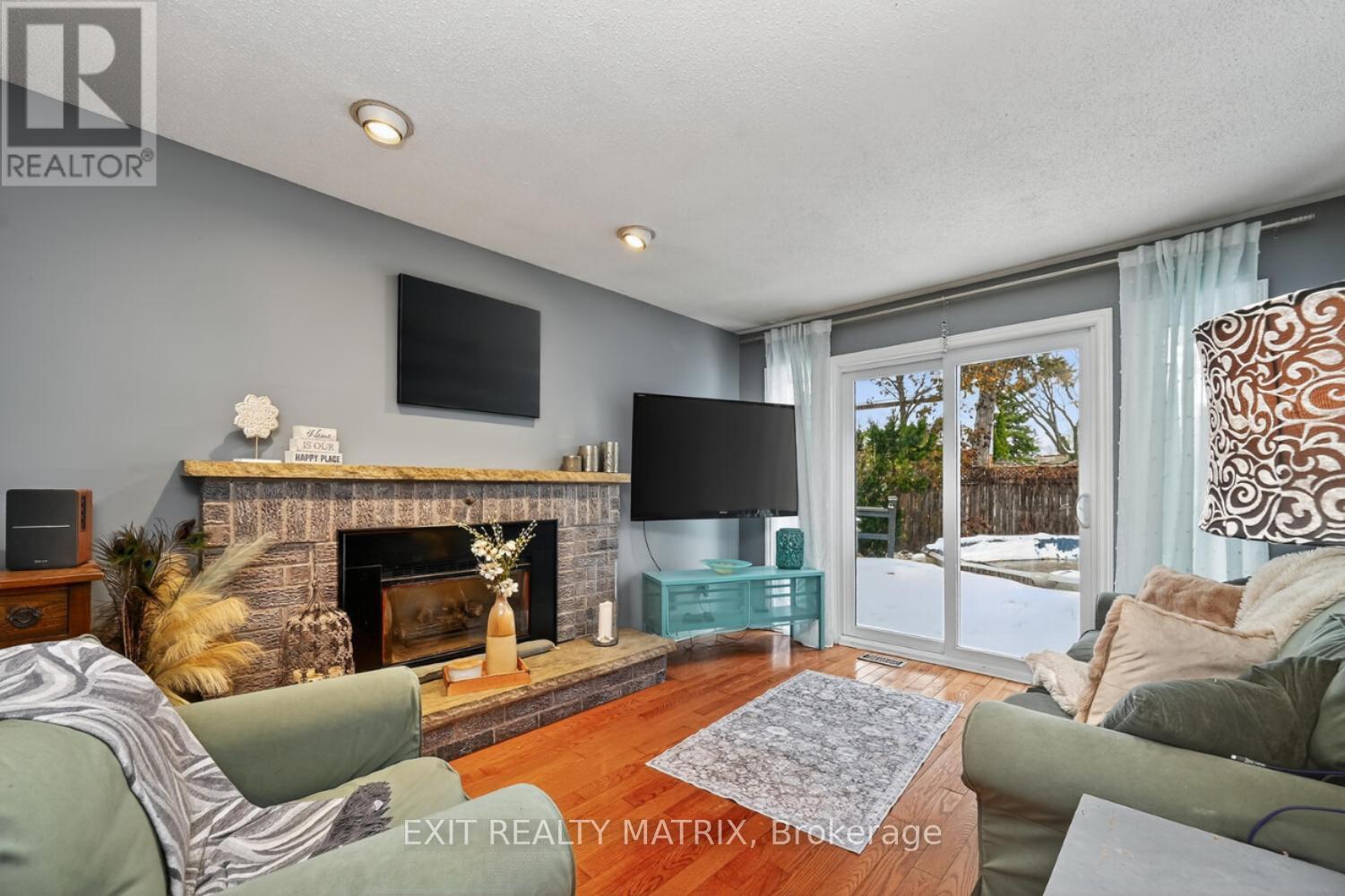 19 Mclennan Way, Ottawa, ON - Indoor Photo Showing Living Room With Fireplace
