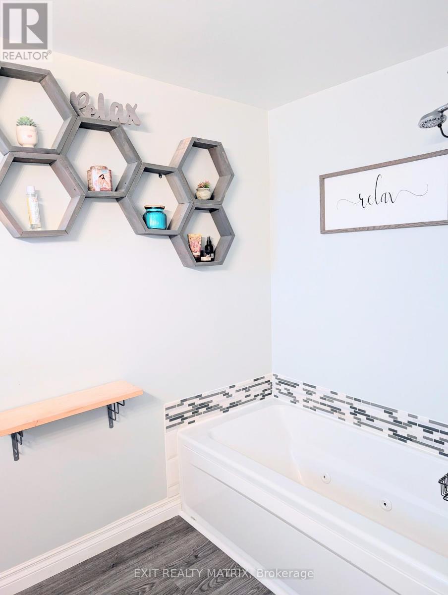 19 Mclennan Way, Ottawa, ON - Indoor Photo Showing Bathroom