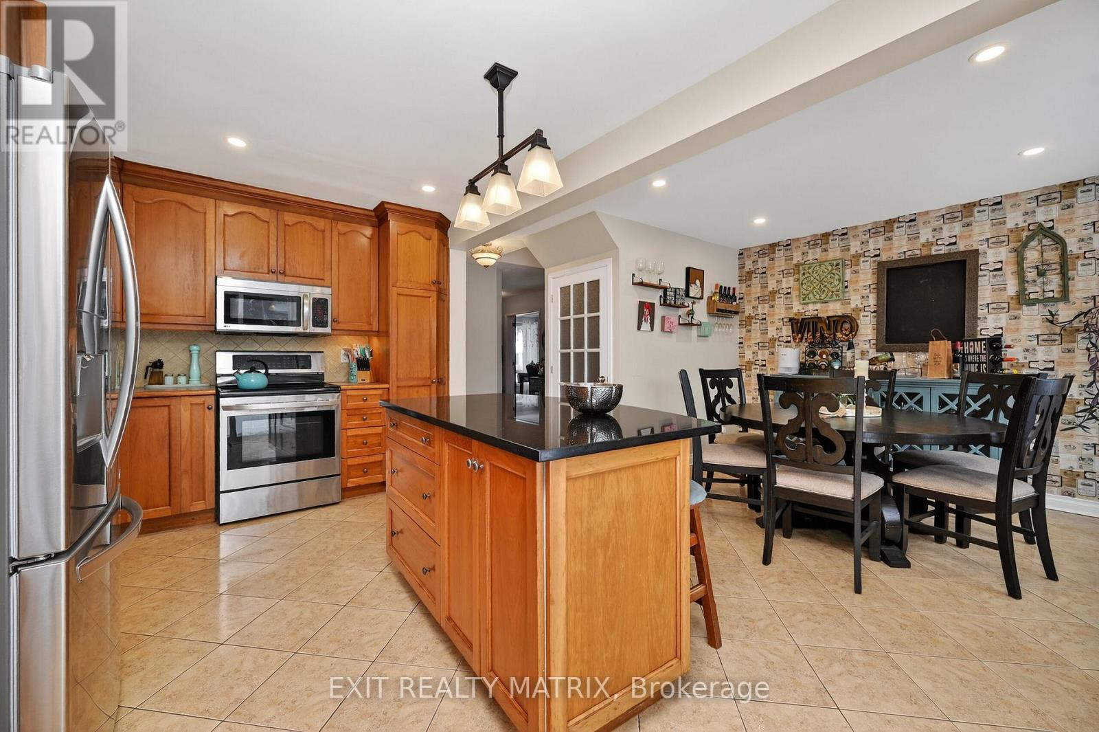 19 Mclennan Way, Ottawa, ON - Indoor Photo Showing Kitchen With Stainless Steel Kitchen