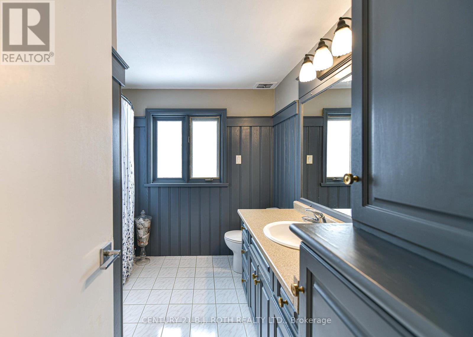 Upstairs 4 piece bathroom - 201 Point Street, Clearview, ON - Indoor Photo Showing Bathroom