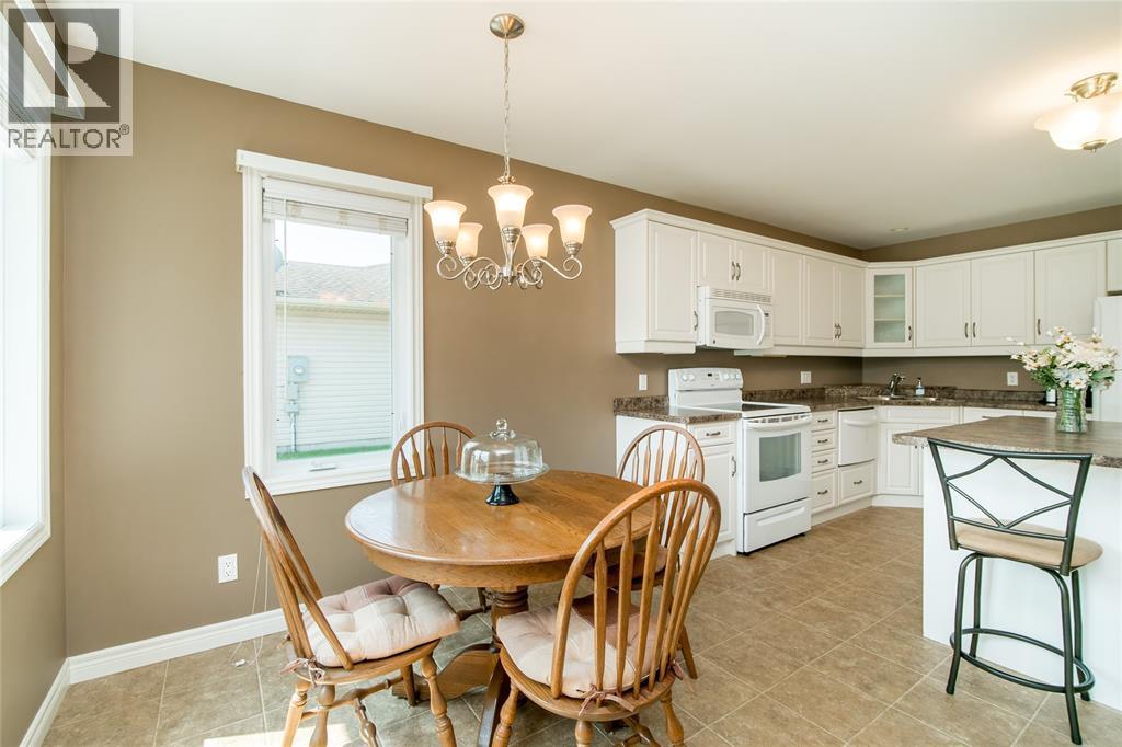 1940 London Line Unit# 207, Sarnia, ON - Indoor Photo Showing Dining Room