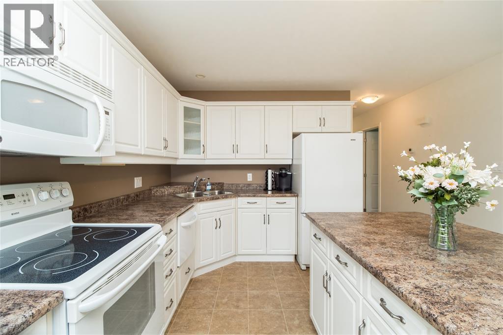 1940 London Line Unit# 207, Sarnia, ON - Indoor Photo Showing Kitchen With Double Sink