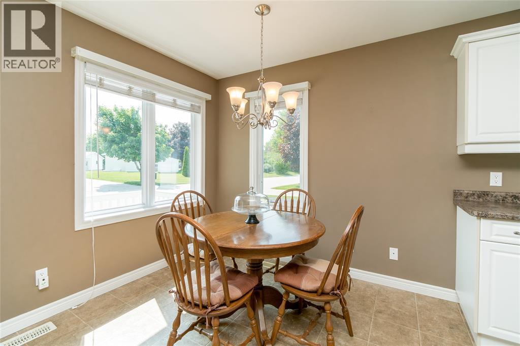 1940 London Line Unit# 207, Sarnia, ON - Indoor Photo Showing Dining Room