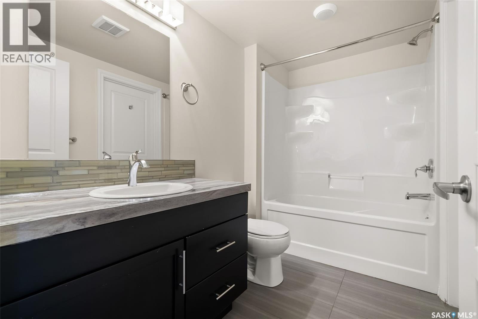 103 5303 Universal Crescent, Regina, SK - Indoor Photo Showing Bathroom