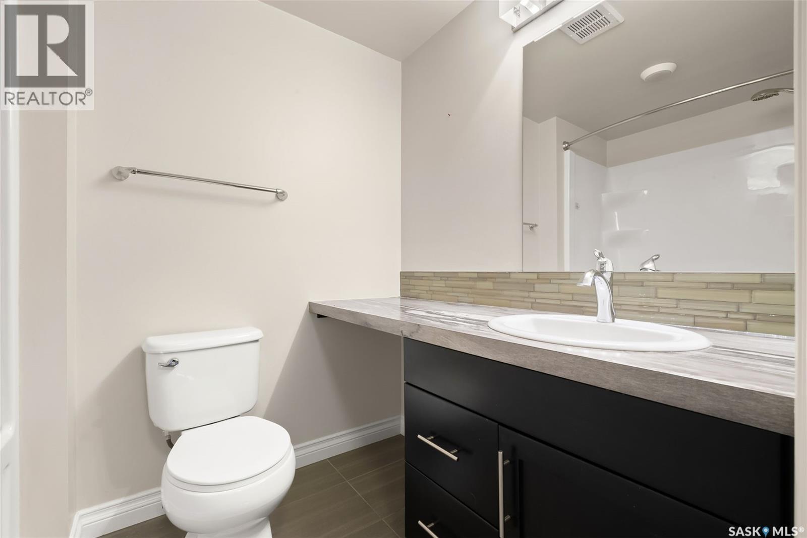 103 5303 Universal Crescent, Regina, SK - Indoor Photo Showing Bathroom