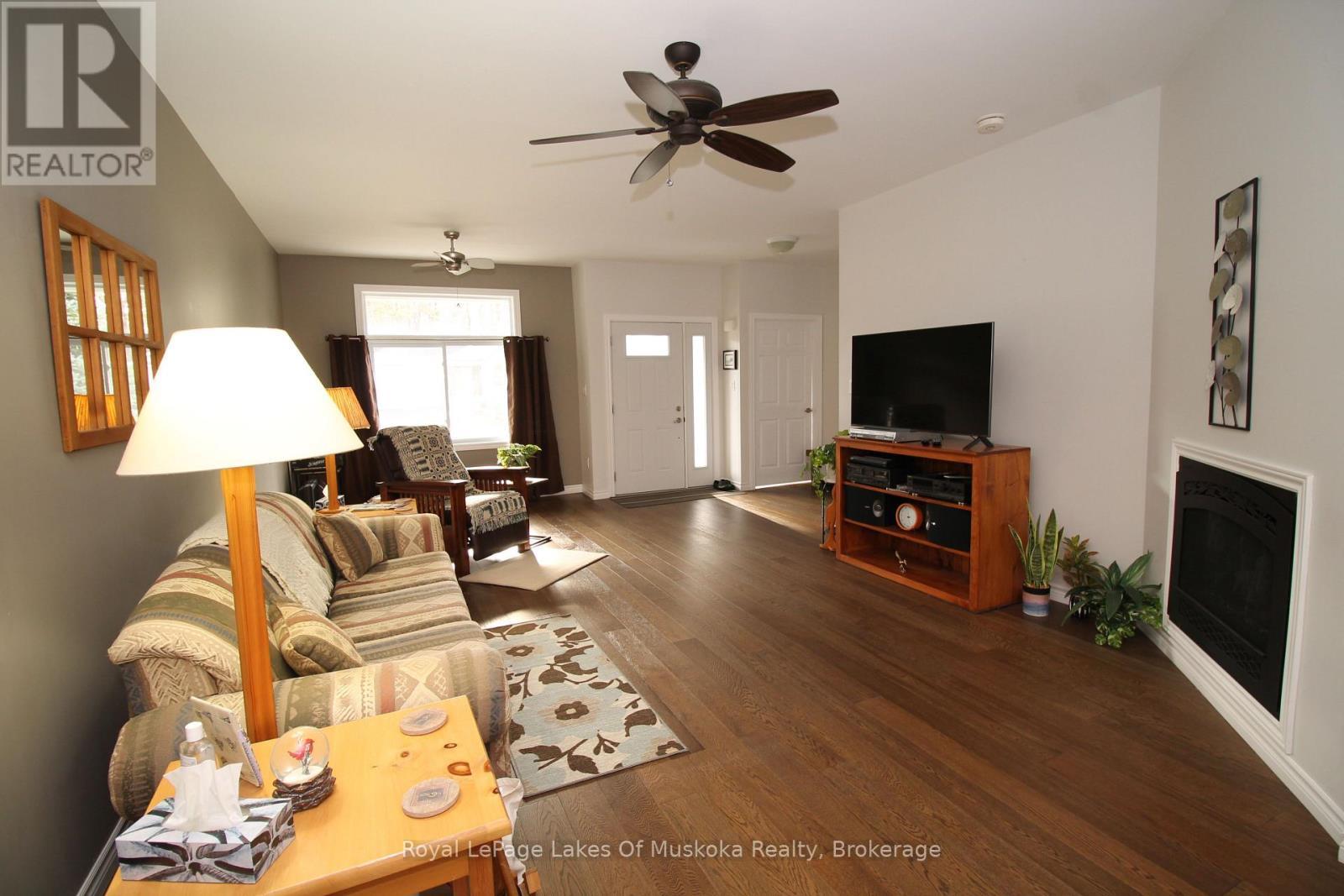 142 Pineridge Gate, Gravenhurst (Muskoka (S)), ON - Indoor Photo Showing Living Room