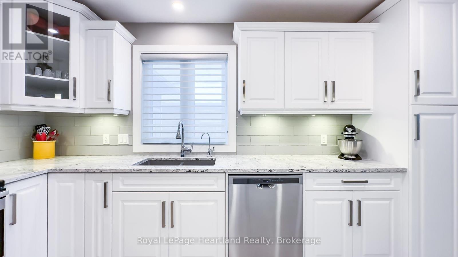 5 Windward Way N, Ashfield-Colborne-Wawanosh (Colborne), ON - Indoor Photo Showing Kitchen With Upgraded Kitchen