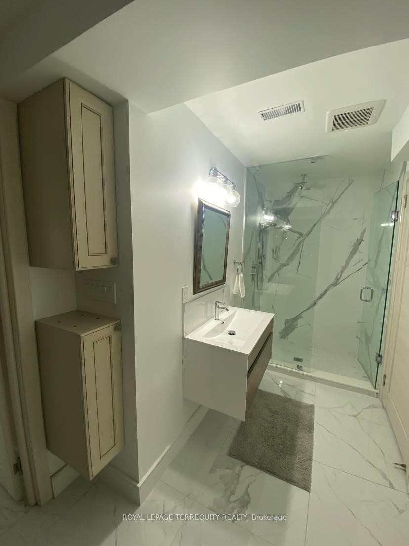 Main-59 Leggett Avenue, Toronto, ON - Indoor Photo Showing Bathroom