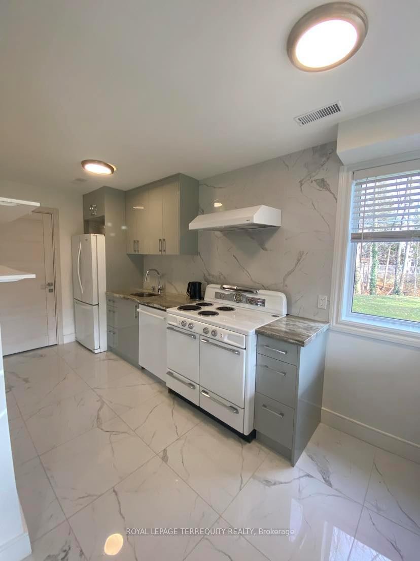 Main-59 Leggett Avenue, Toronto, ON - Indoor Photo Showing Kitchen