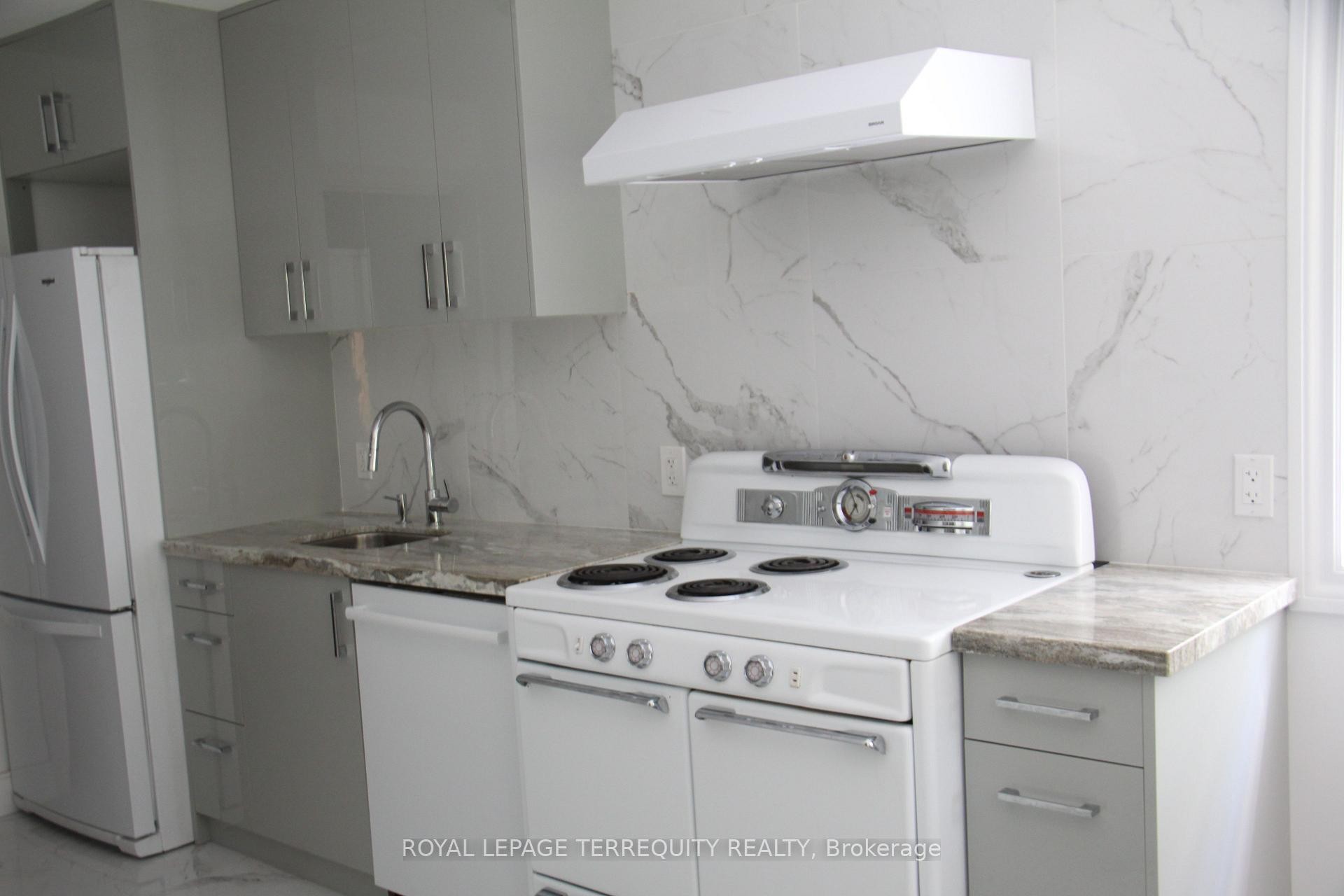 Main-59 Leggett Avenue, Toronto, ON - Indoor Photo Showing Kitchen