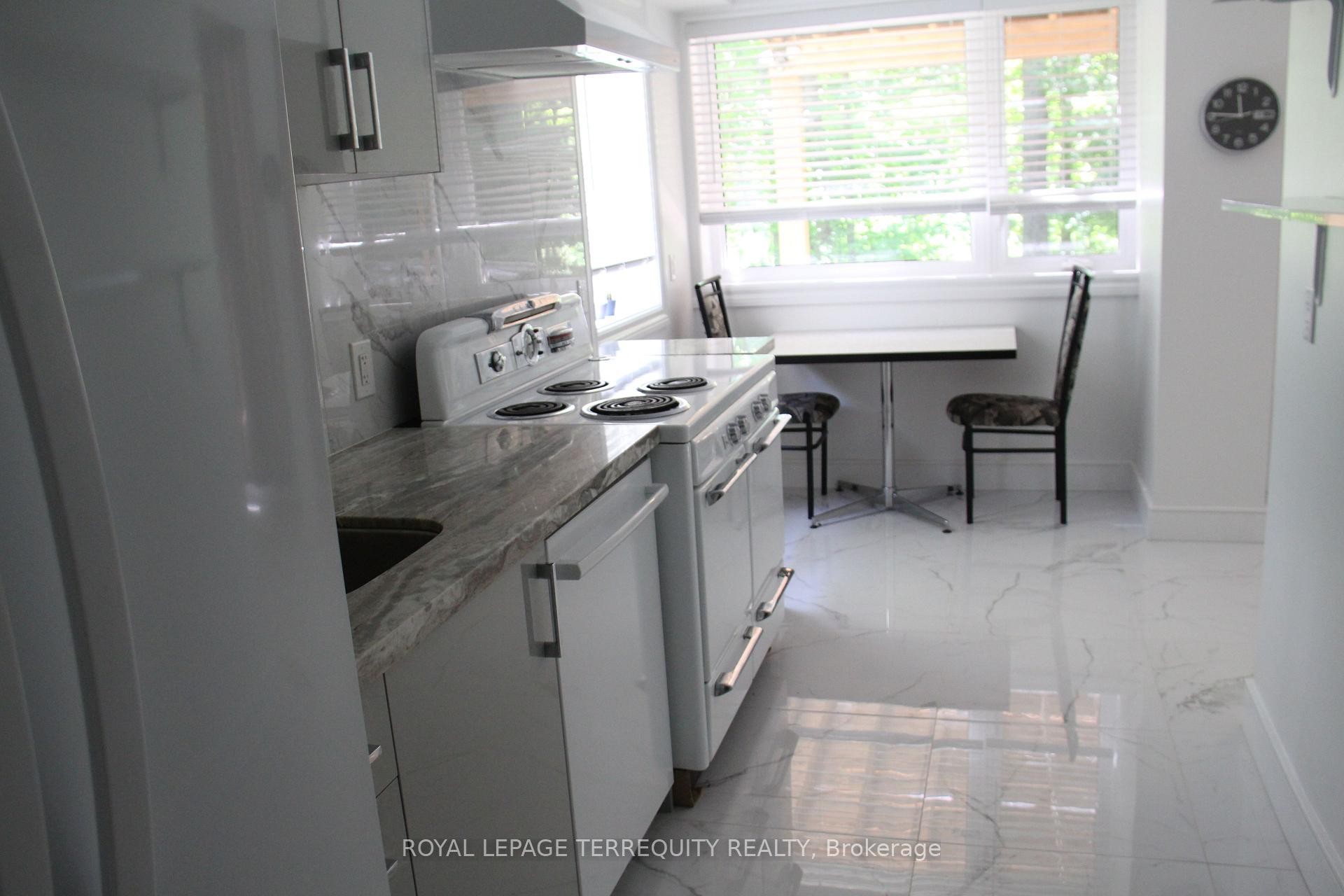 Main-59 Leggett Avenue, Toronto, ON - Indoor Photo Showing Kitchen
