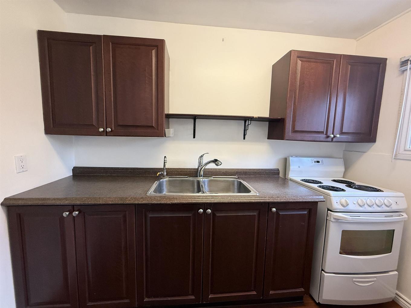 636 Vickers Street N, Thunder Bay, ON - Indoor Photo Showing Kitchen With Double Sink
