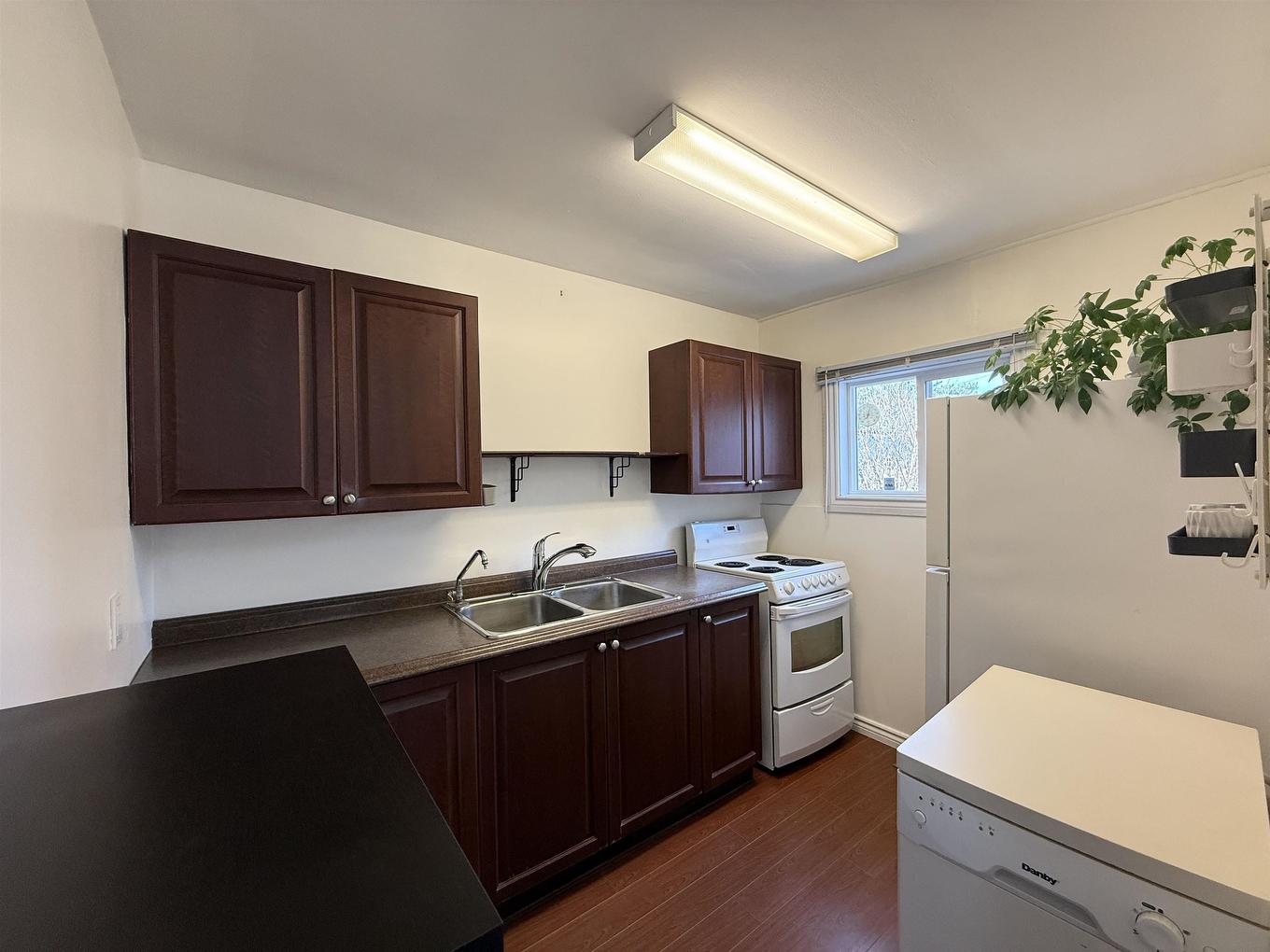 636 Vickers Street N, Thunder Bay, ON - Indoor Photo Showing Kitchen With Double Sink