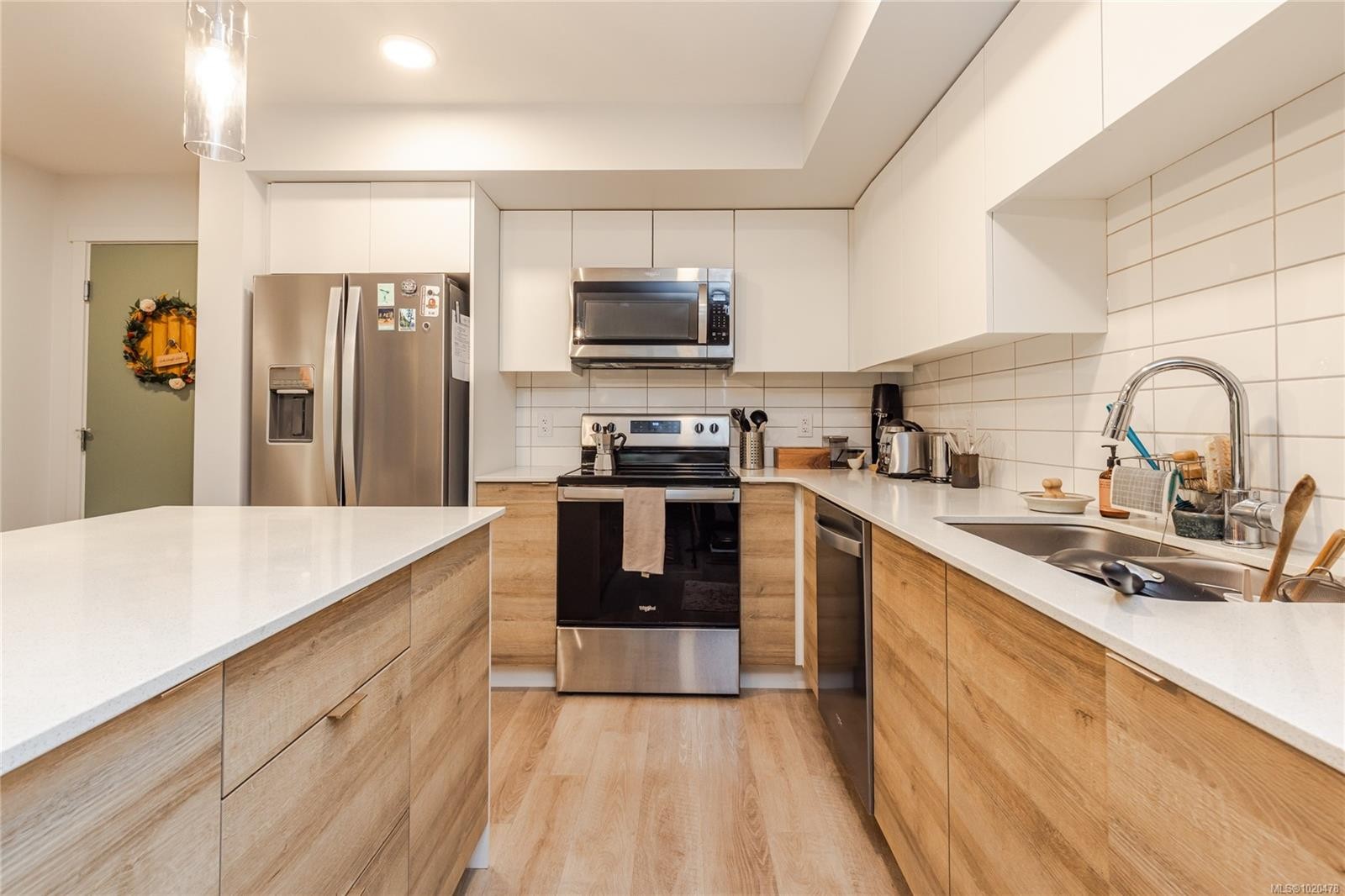 112-4820 Cedar Ridge Pl, Nanaimo, BC - Indoor Photo Showing Kitchen With Double Sink With Upgraded Kitchen