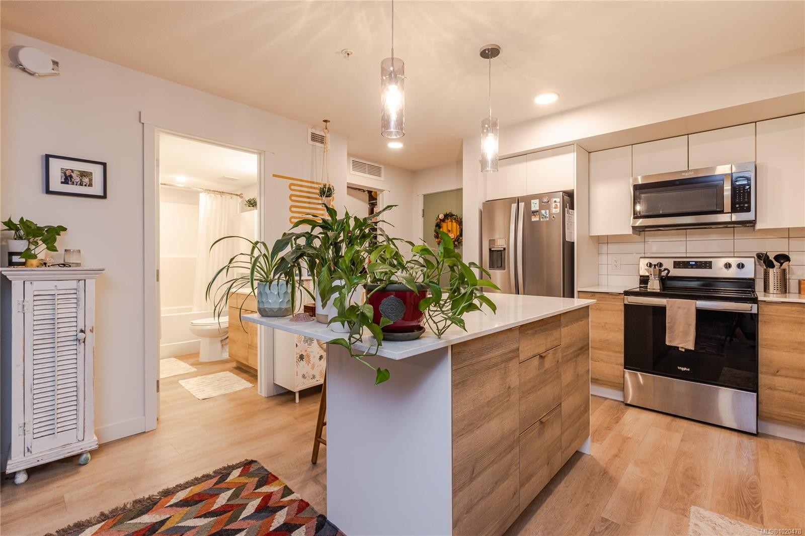 112-4820 Cedar Ridge Pl, Nanaimo, BC - Indoor Photo Showing Kitchen With Upgraded Kitchen