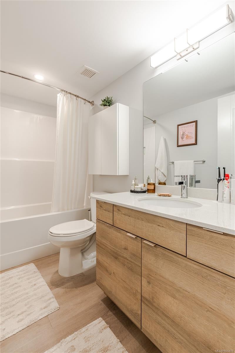 112-4820 Cedar Ridge Pl, Nanaimo, BC - Indoor Photo Showing Bathroom
