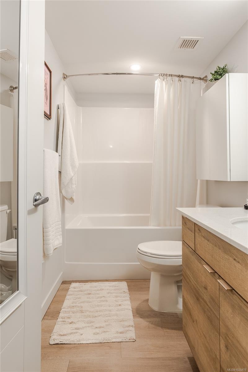 112-4820 Cedar Ridge Pl, Nanaimo, BC - Indoor Photo Showing Bathroom
