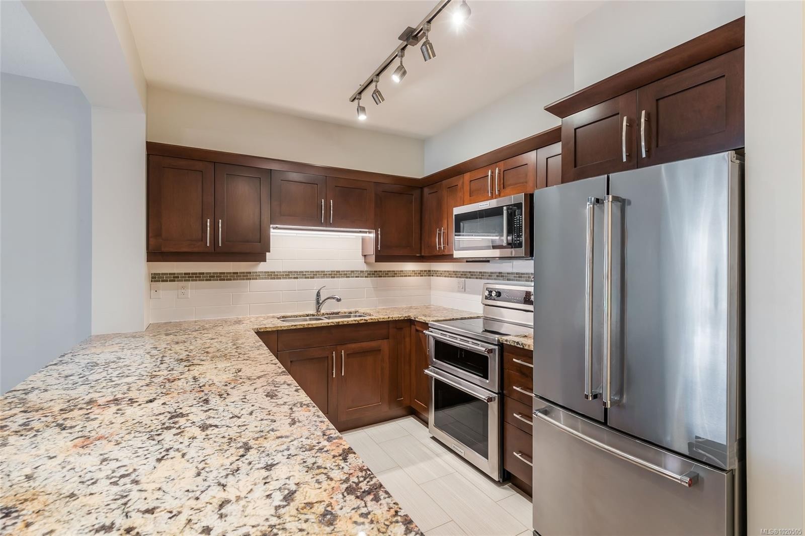 111-5670 Edgewater Lane, Nanaimo, BC - Indoor Photo Showing Kitchen With Double Sink