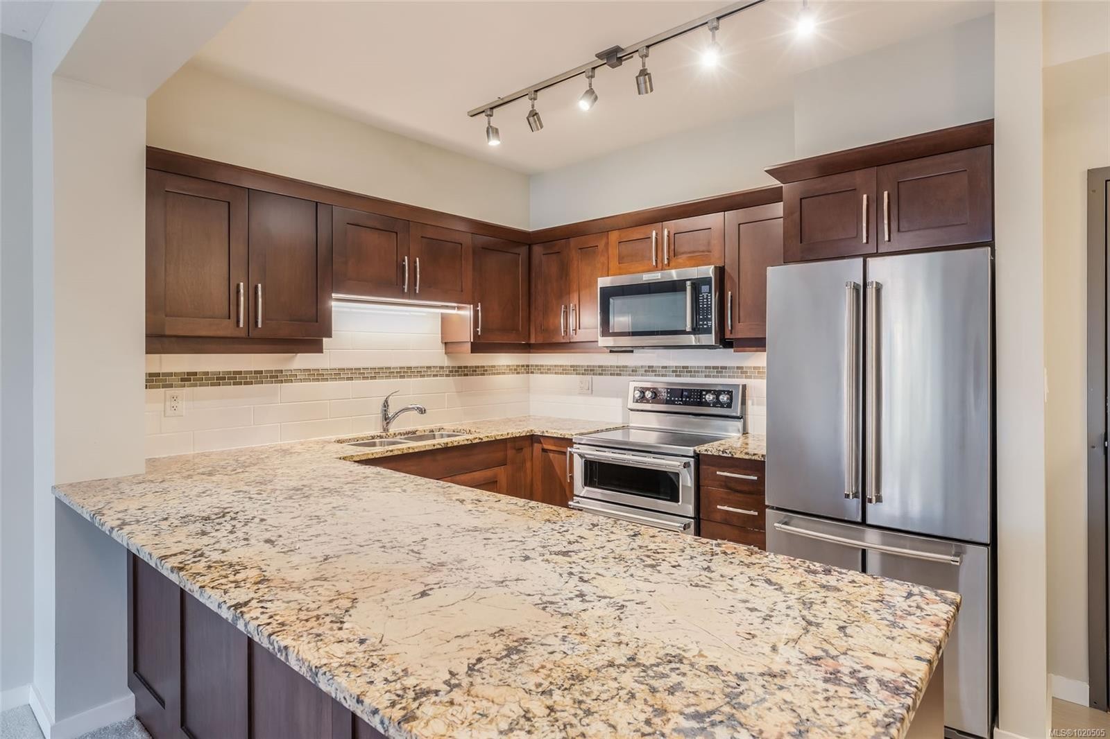 111-5670 Edgewater Lane, Nanaimo, BC - Indoor Photo Showing Kitchen With Upgraded Kitchen