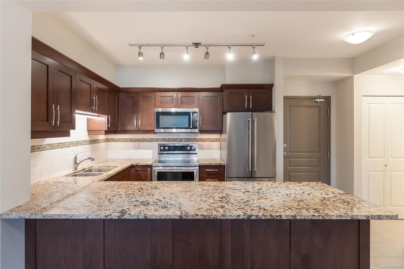 111-5670 Edgewater Lane, Nanaimo, BC - Indoor Photo Showing Kitchen With Double Sink With Upgraded Kitchen