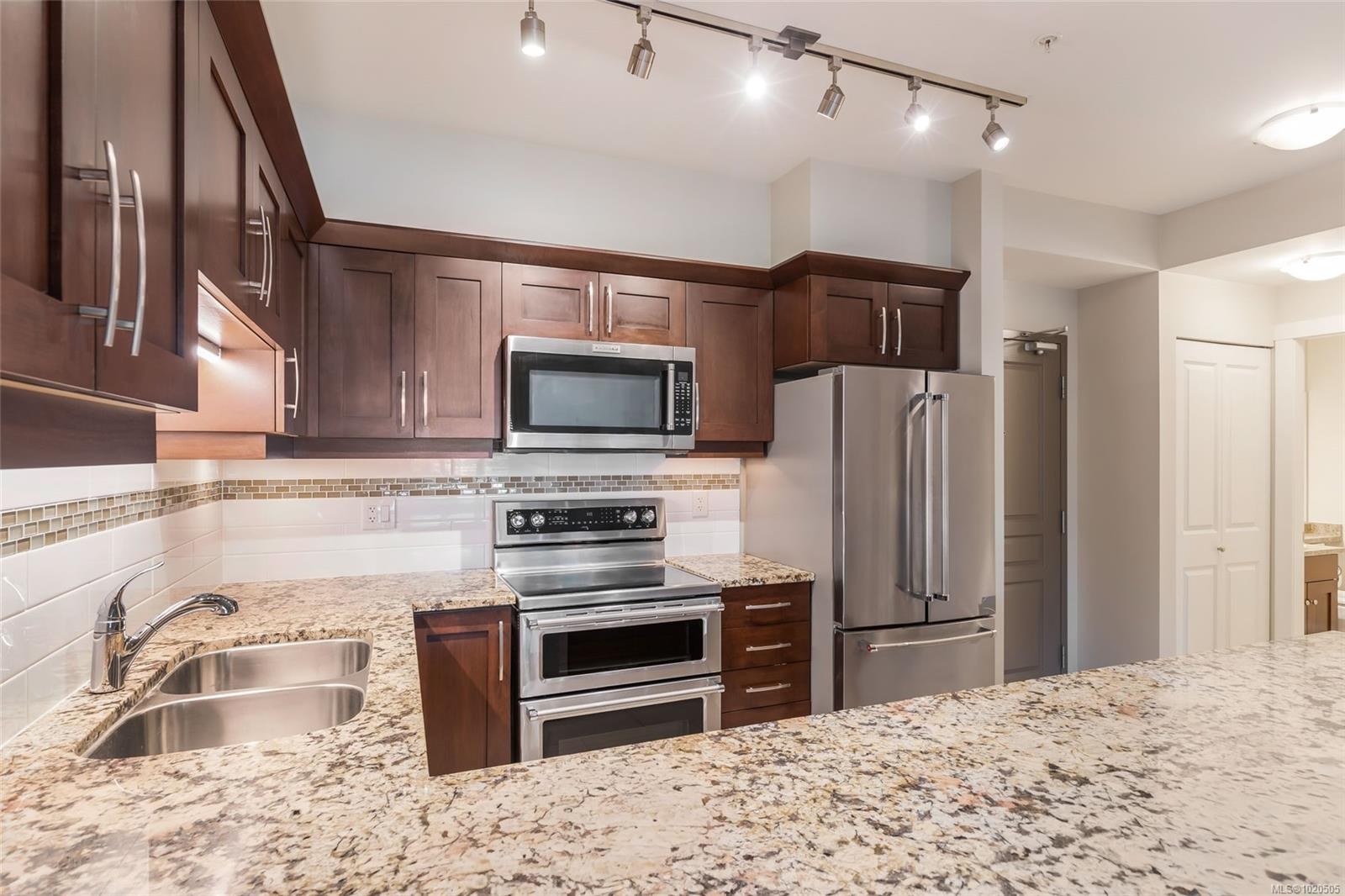 111-5670 Edgewater Lane, Nanaimo, BC - Indoor Photo Showing Kitchen With Double Sink