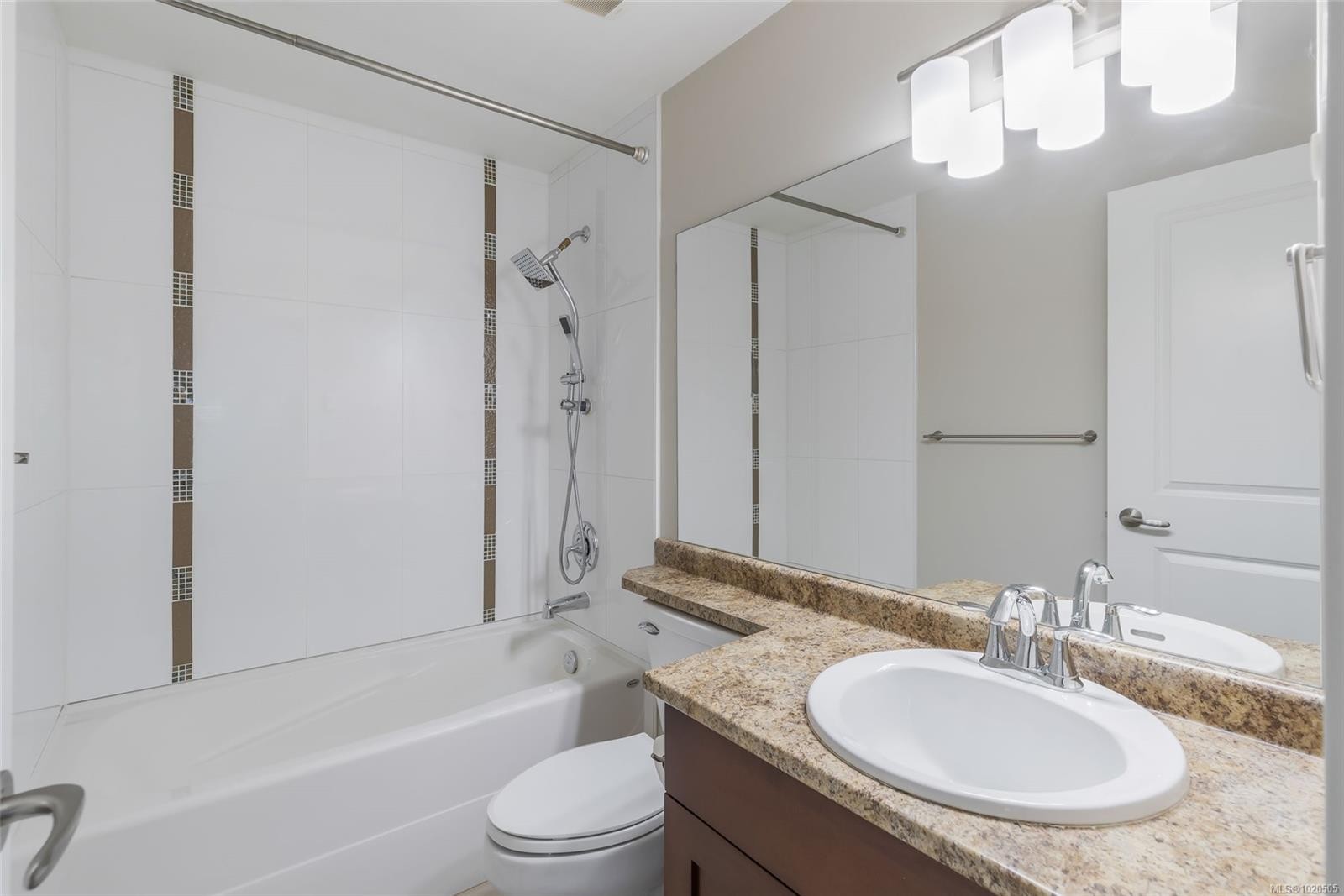 111-5670 Edgewater Lane, Nanaimo, BC - Indoor Photo Showing Bathroom