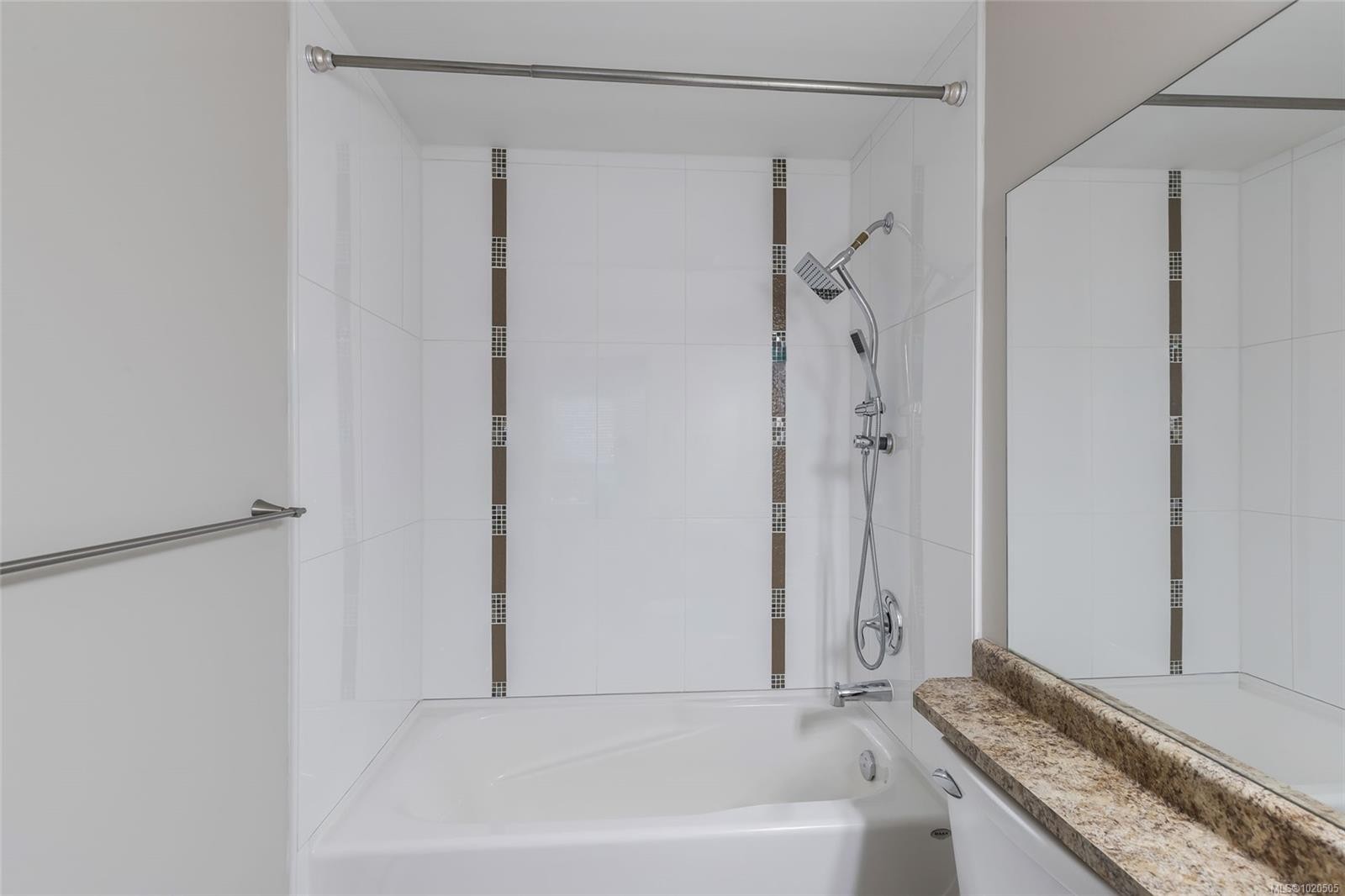 111-5670 Edgewater Lane, Nanaimo, BC - Indoor Photo Showing Bathroom