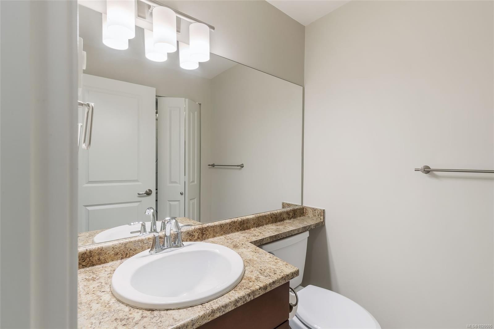 111-5670 Edgewater Lane, Nanaimo, BC - Indoor Photo Showing Bathroom