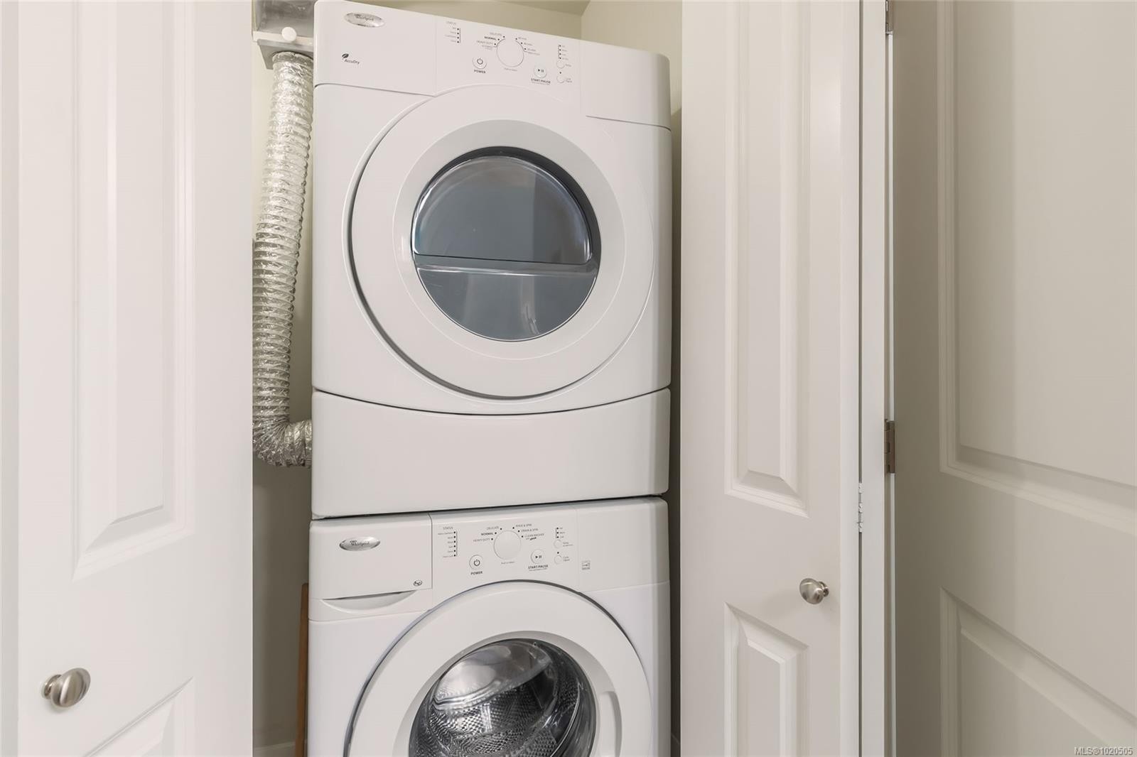 111-5670 Edgewater Lane, Nanaimo, BC - Indoor Photo Showing Laundry Room
