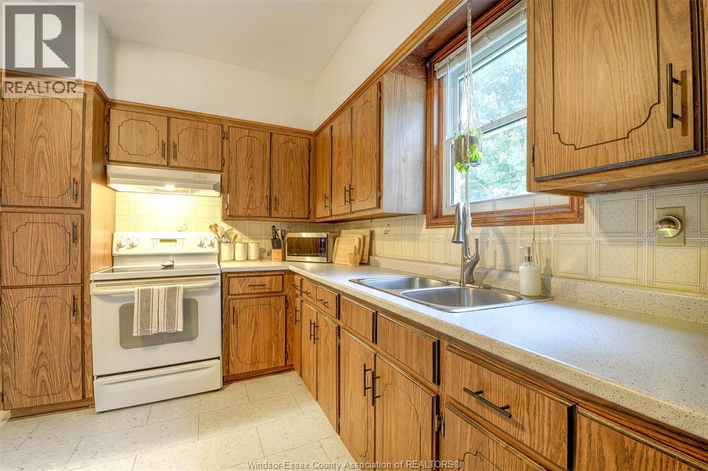 7 Westmoreland, Leamington, ON - Indoor Photo Showing Kitchen With Double Sink