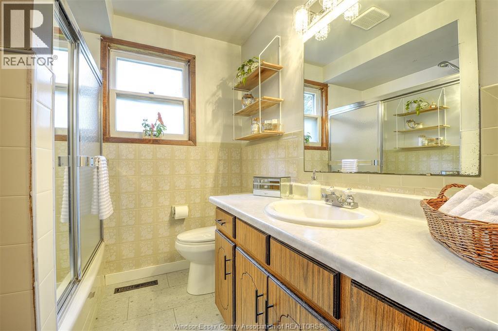 7 Westmoreland, Leamington, ON - Indoor Photo Showing Bathroom