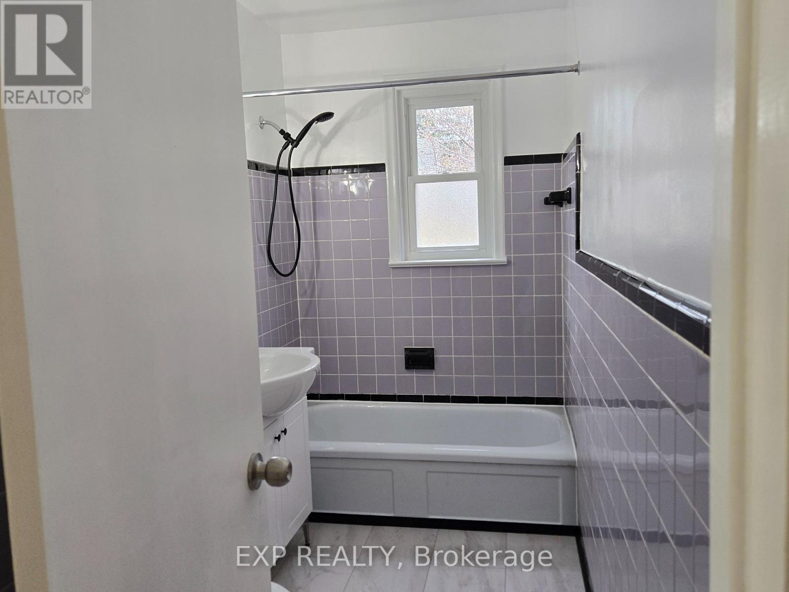 24 Fulham Street, Toronto, ON - Indoor Photo Showing Bathroom