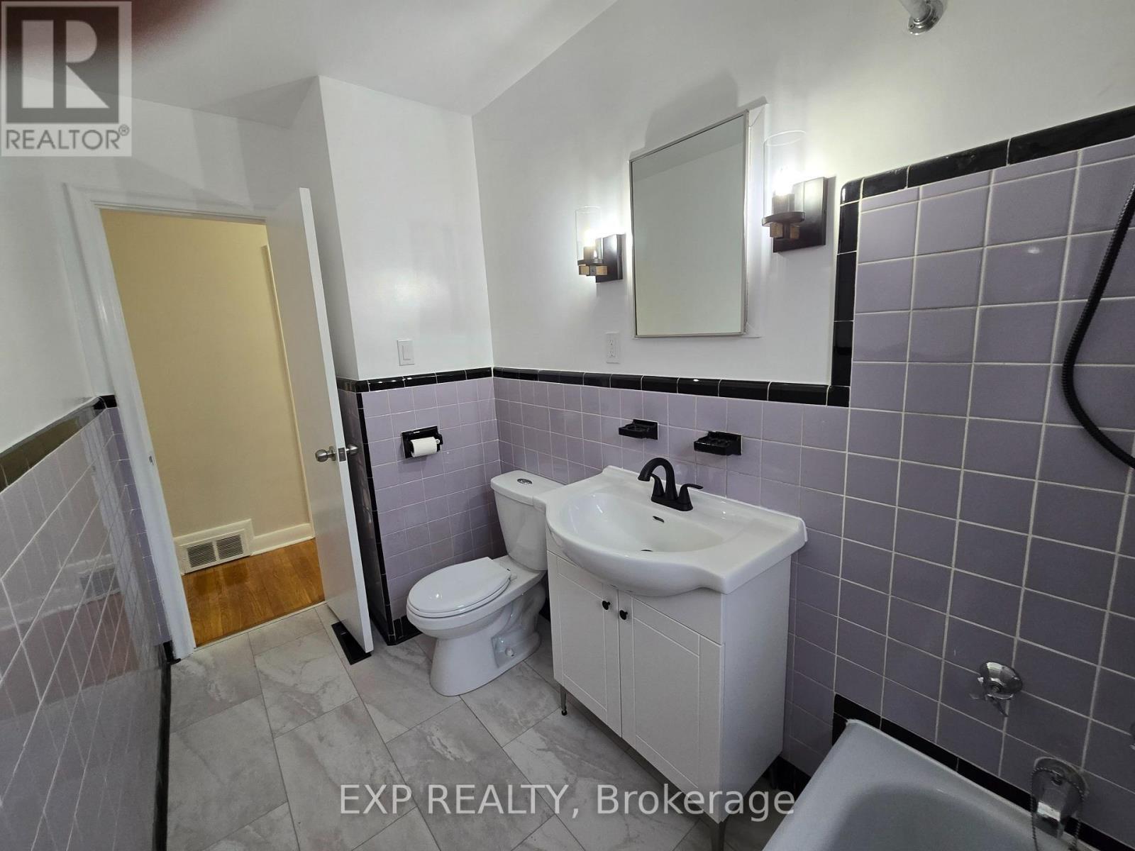 24 Fulham Street, Toronto, ON - Indoor Photo Showing Bathroom
