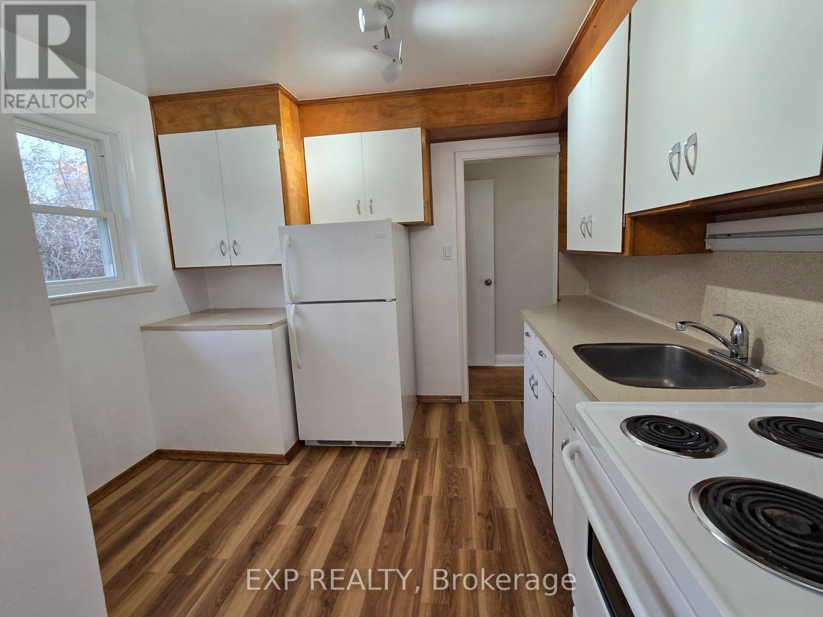 24 Fulham Street, Toronto, ON - Indoor Photo Showing Kitchen