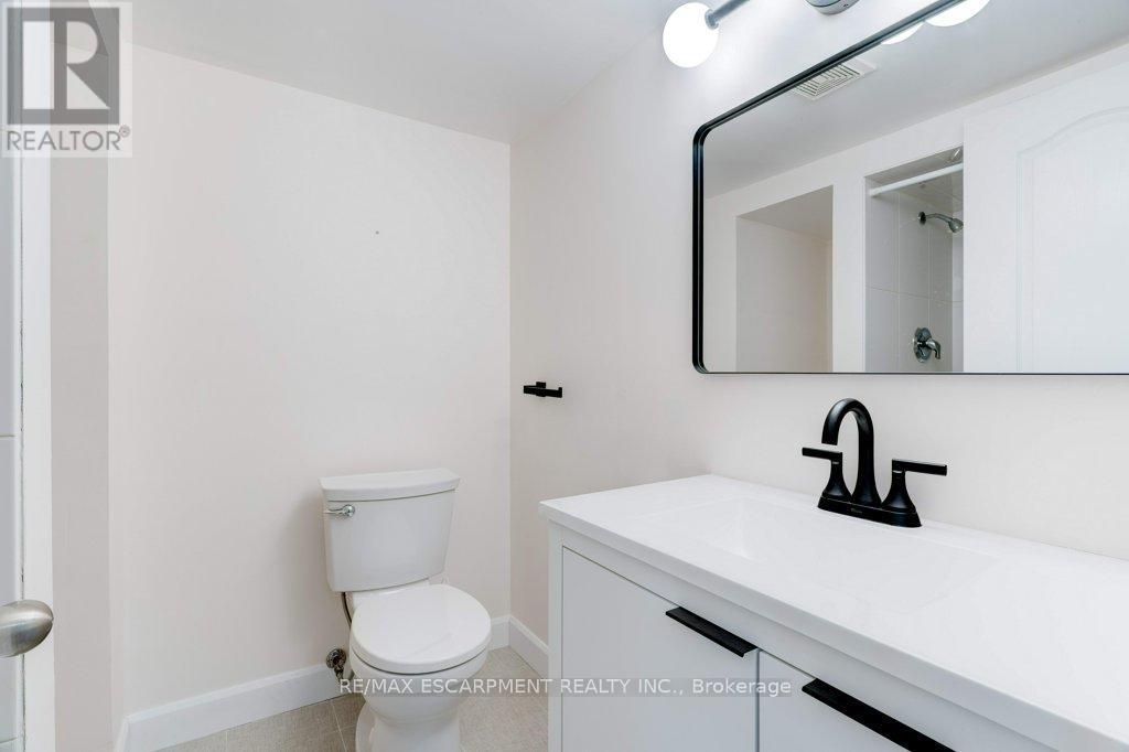 2217 Ghent Avenue, Burlington, ON - Indoor Photo Showing Bathroom