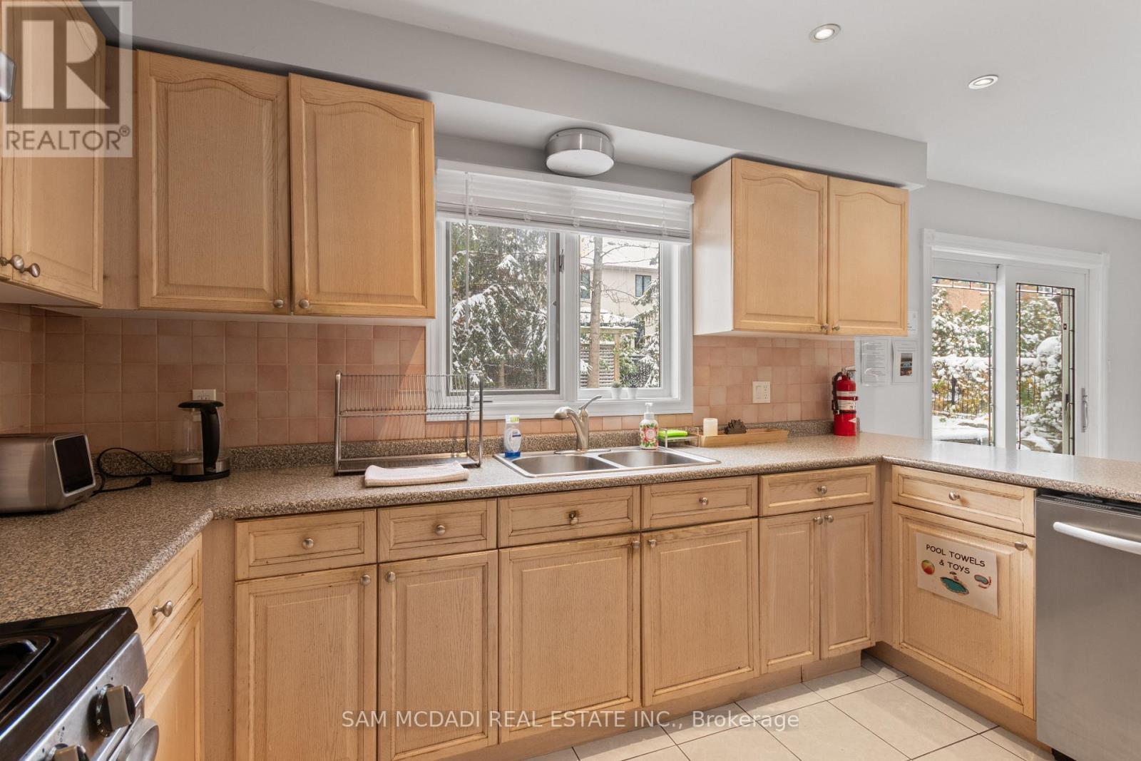 2556 Hammond Road, Mississauga, ON - Indoor Photo Showing Kitchen With Double Sink