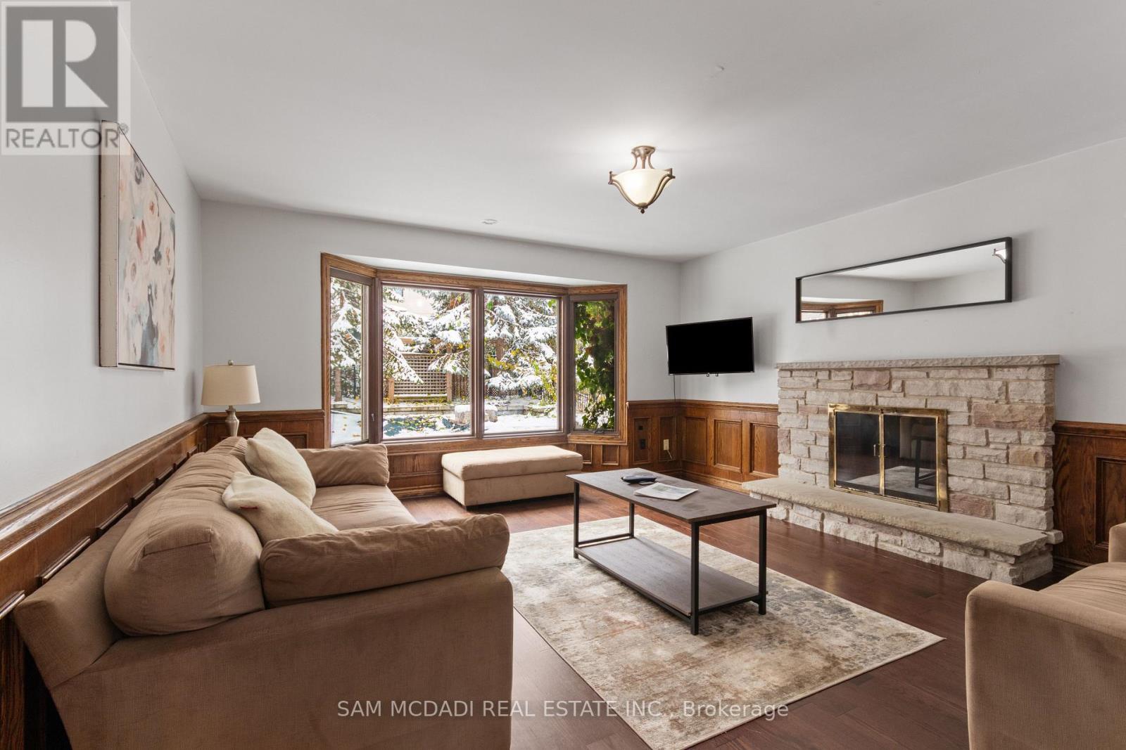 2556 Hammond Road, Mississauga, ON - Indoor Photo Showing Living Room With Fireplace