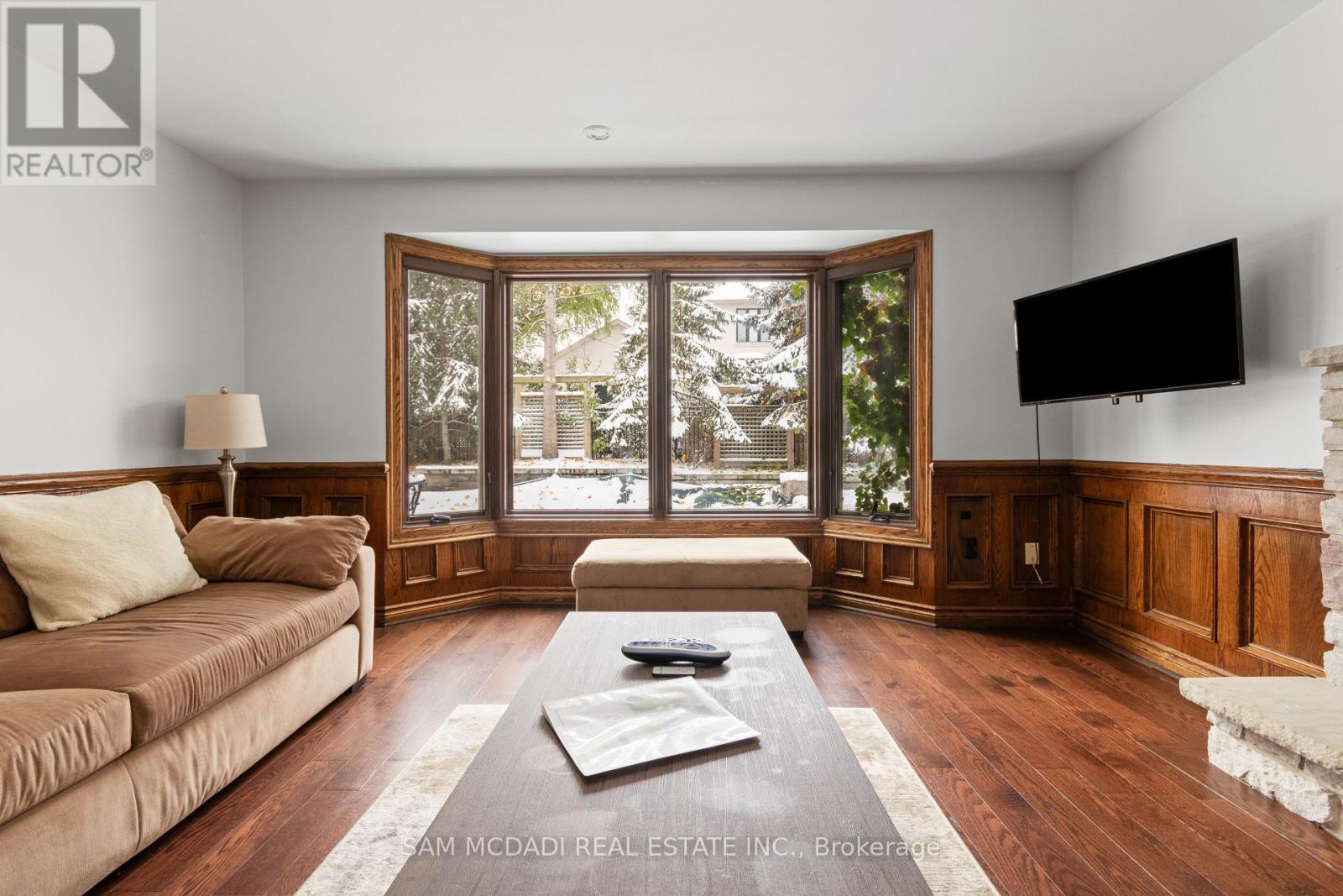 2556 Hammond Road, Mississauga, ON - Indoor Photo Showing Living Room