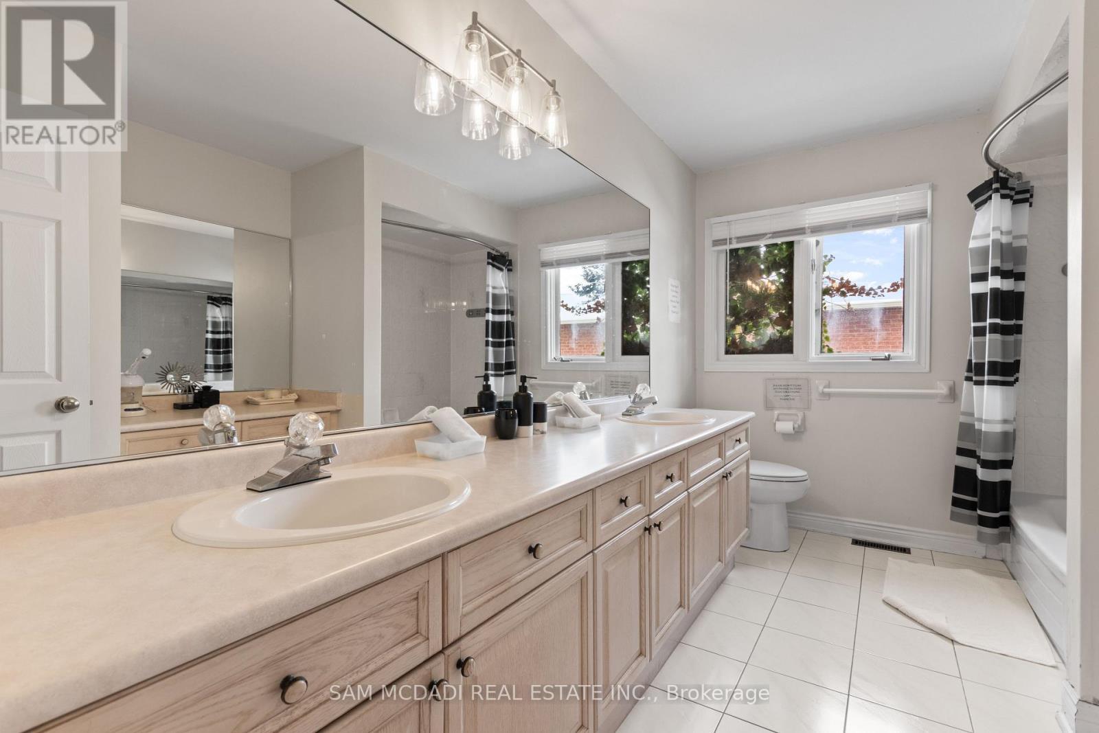 2556 Hammond Road, Mississauga, ON - Indoor Photo Showing Bathroom