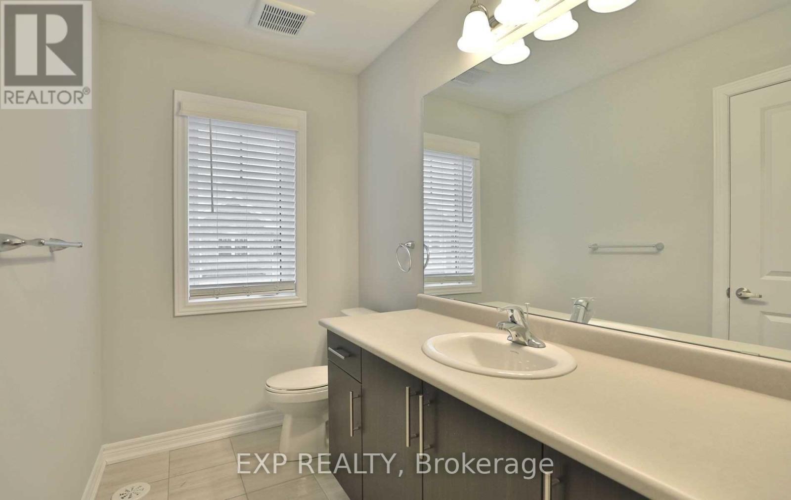 32 Rapids Lane, Hamilton, ON - Indoor Photo Showing Bathroom
