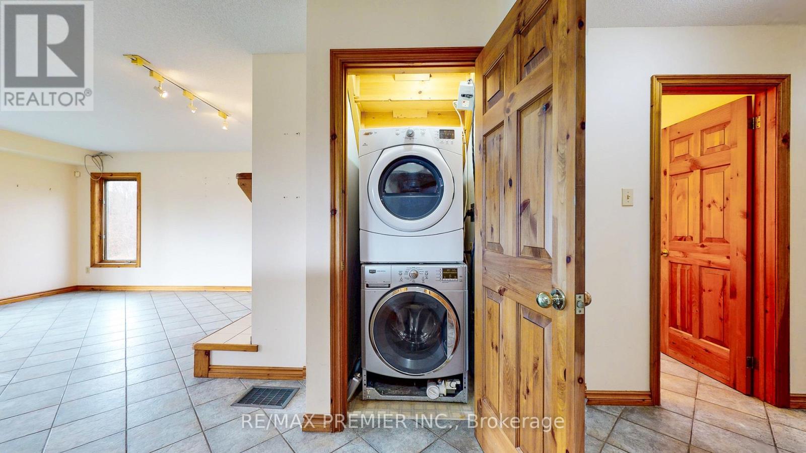 196 Summit View Court, Blue Mountains, ON - Indoor Photo Showing Laundry Room