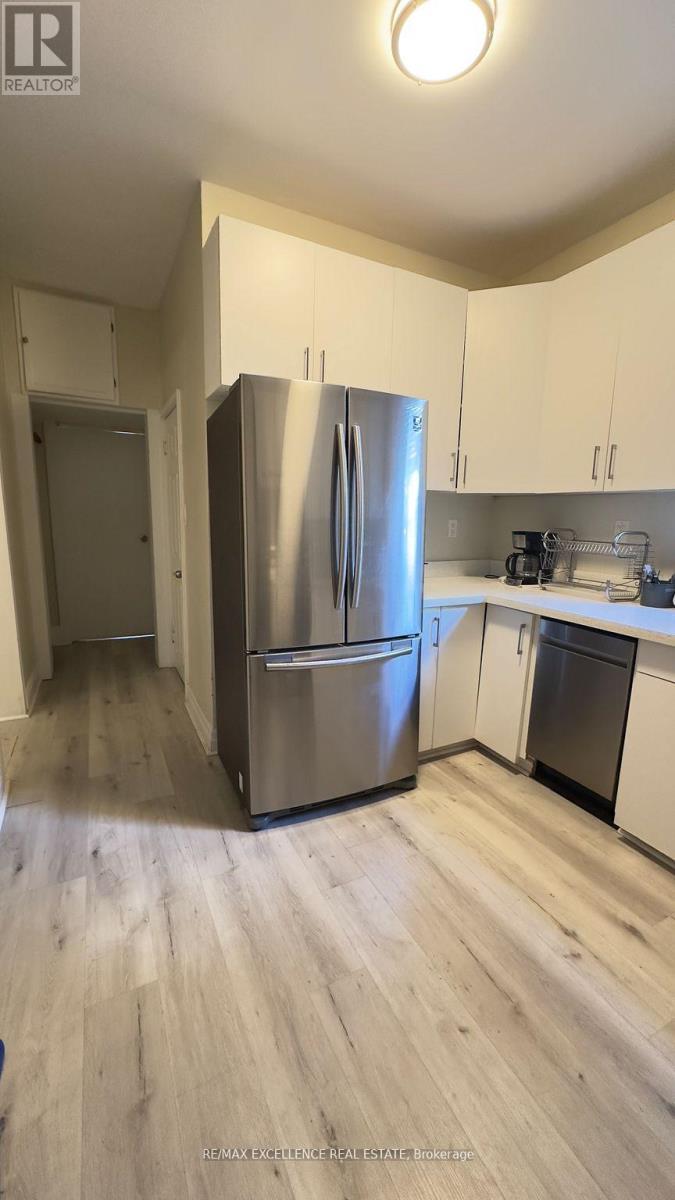 25 Barnesdale Avenue S, Hamilton, ON - Indoor Photo Showing Kitchen