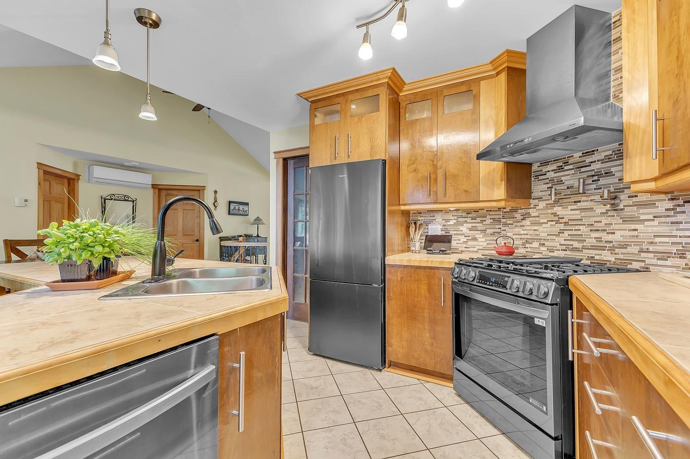 Kitchen - 436 Ch. Blackburn, Val-Des-Monts, QC - Indoor Photo Showing Kitchen With Double Sink